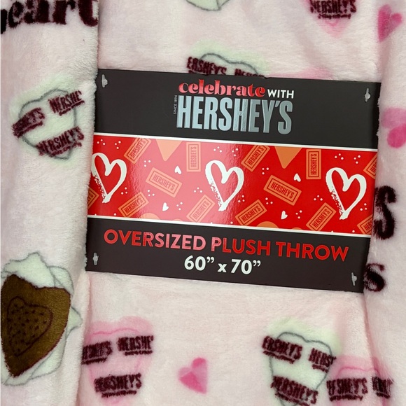 Hershey’s Extra Creamy Hearts Pink Plush Throw Blanket - Picture 2 of 4